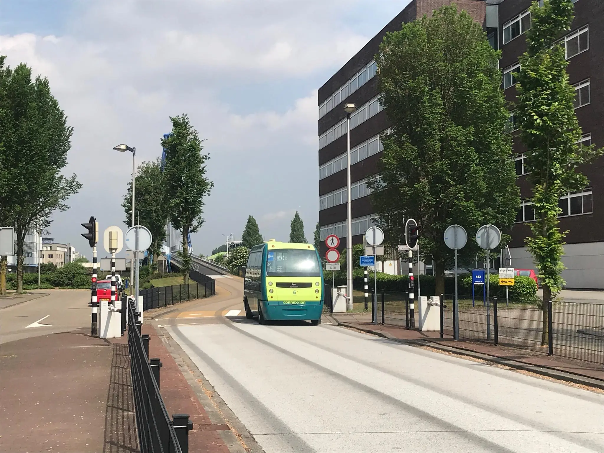 Een zelfrijdende shuttlebus rijdt over een speciale busbaan bij Rivium Quadrant in Capelle aan den IJssel.